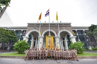 วันพุธที่ 28 กันยายน 2565 เวลา 8.00 น. นายสมศักดิ์ เพิ่มเกษร รองเลขาธิการ กปร. พร้อมด้วยผู้บริหารและเจ้าหน้าที่สำนักงาน กปร. ร่วมเคารพธงชาติและร้องเพลงชาติไทยโดยพร้อมเพรียงกัน เนื่องในวันพระราชทานธงชาติไทย 28 กันยายน (Thai National Flag Day) ประจำปี 2565 เพื่อน้อมรำลึกในพระมหากรุณาธิคุณพระบาทสมเด็จพระมงกุฎเกล้าเจ้าอยู่หัว ที่พระราชทานธงไตรรงค์เป็นธงชาติไทย ณ หน้าเสาธง อาคารสำนักงานโครงการอันเนื่องมาจากพระราชดำริ สำนักงาน กปร.
