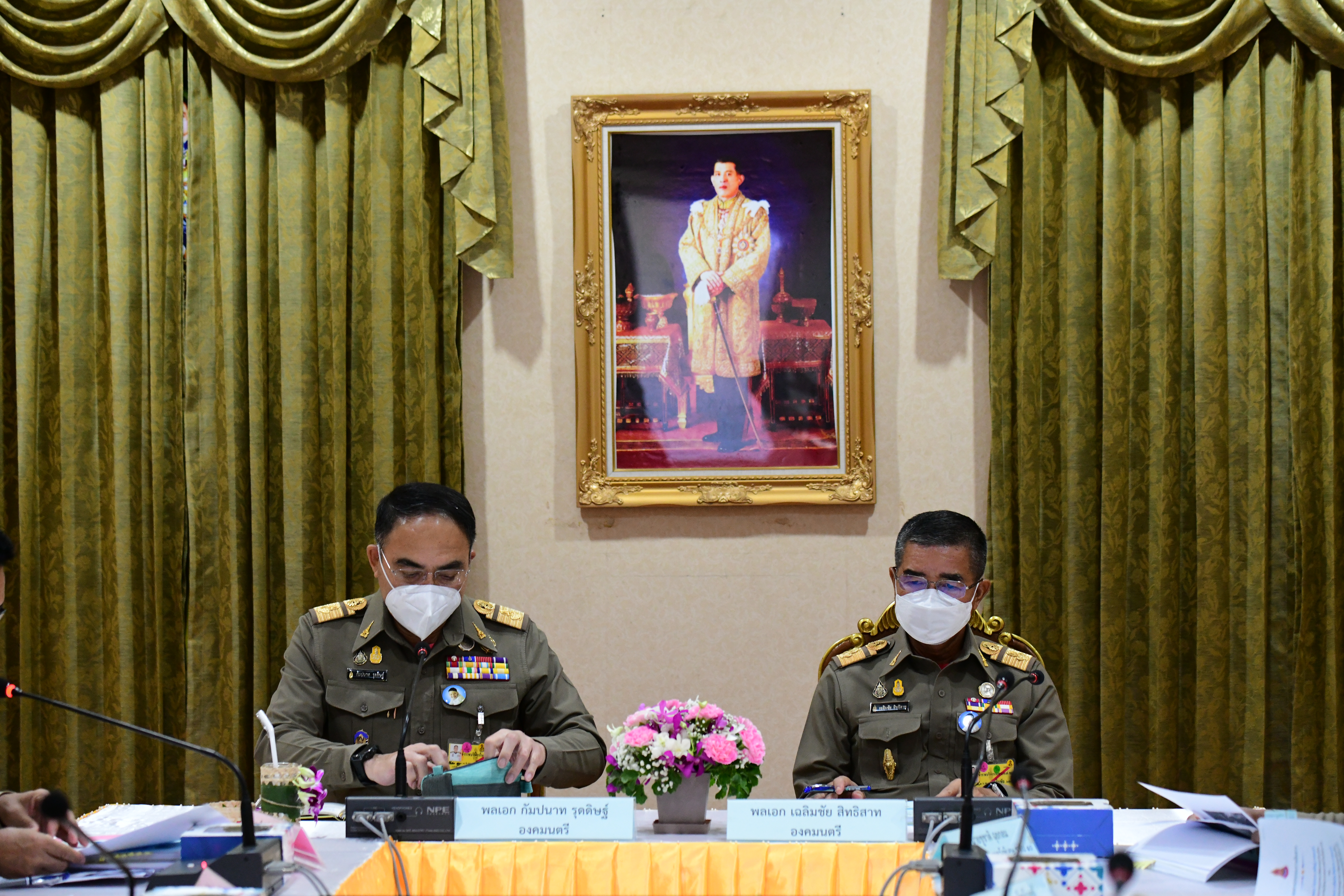 วันพุธที่ 24 พฤษภาคม 2566 เวลา 09.00 น. ณ ห้องประชุมอาคารศูนย์เรียนรู้โครงการพัฒนาพื้นที่หนองใหญ่ตามพระราชดำริ ตำบลบางลึก อำเภอเมืองชุมพร จังหวัดชุมพร พลเอก กัมปนาท รุดดิษฐ์ องคมนตรี ประธานอนุกรรมการติดตามและขับเคลื่อนโครงการอันเนื่องมาจากพระราชดำริในพื้นที่ภาคใต้ พร้อมด้วย พลเอก เฉลิมชัย สิทธิสาท องคมนตรี รองประธานอนุกรรมการฯ ประชุมติดตามการดำเนินงานโครงการป้องกันและบรรเทาอุทกภัยเมืองชุมพรตามแนวพระราชดำริ