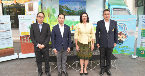 รองเลขาธิการ กปร. พร้อมด้วยนายธเนศ มณีกุล ผู้อำนวยการกองกิจกรรมพิเศษและวิเทศสัมพันธ์ เป็นตัวแทนรับมอบรถโมบายคันที่ 2 จากนายภัทรฤทธิ์ ถนอมสิงห์ ผู้แทนบริษัท ไทยเบฟเวอเรจ จำกัด (มหาชน) 