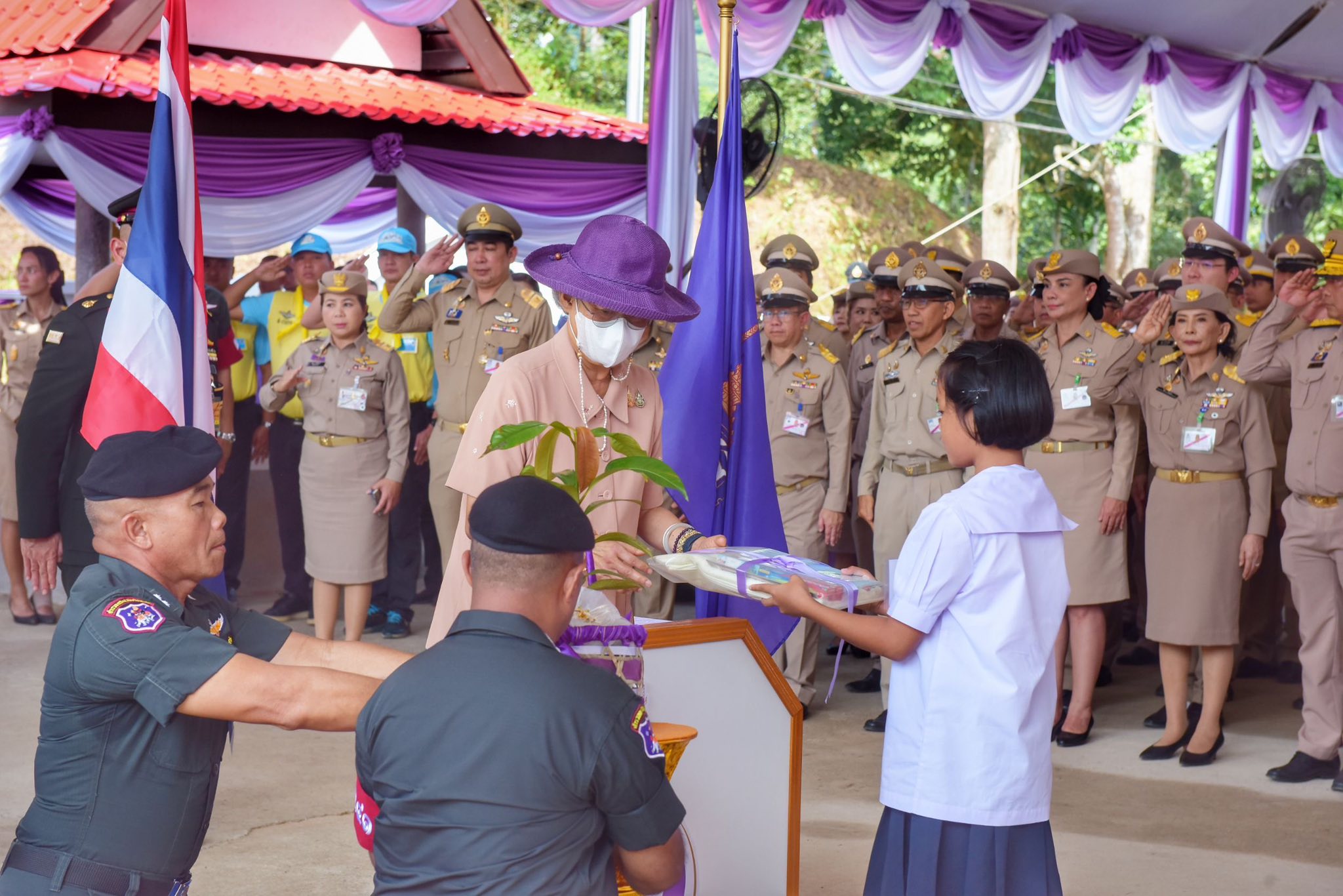 วันศุกร์ที่ 23 พฤษภาคม 2568 เวลา 09.30 น. สมเด็จพระกนิษฐาธิราชเจ้า กรมสมเด็จพระเทพรัตนราชสุดา ฯ สยามบรมราชกุมารี เสด็จพระราชดำเนินไปทรงติดตามความก้าวหน้าการดำเนินงานโครงการตามพระราชดำริที่โรงเรียนตำรวจตระเวนชายแดนท่านผู้หญิงอังกาบ บุณยัษฐิติ (บ้านคลองวาย) ตำบลตะกุกเหนือ อำเภอวิภาวดี จังหวัดสุราษฎร์ธานี