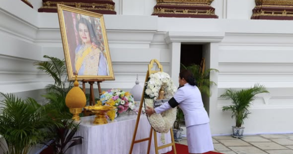 สำนักงาน กปร. วางพวงมาลา ถวายความอาลัยเบื้องหน้าพระฉายาลักษณ์ สมเด็จพระนางเจ้าสิริกิติ์ พระบรมราชินีนาถ พระบรมราชชนนีพันปีหลวง 